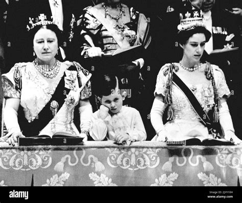 Foto Del Archivo De Fecha 2 6 1953 Del Príncipe Carlos Mirando Solemne Mientras él Se Pone La