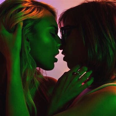 🍷🥀can u dig it follow withdrawalsdoll for more🥀🍷 lesbians kissing cute lesbian couples