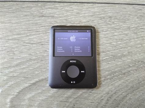 Apple Ipod Nano 8gb 3rd Gen Black Model A1236 With Logitech Pure