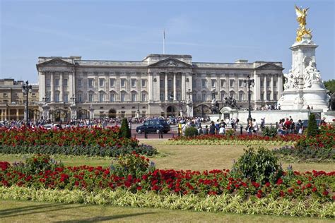 Probably it has the most famous and recognisable facade of any building in the world. Der Buckingham Palace in London | Loving London