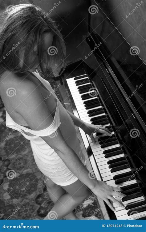 Junge Schöne Frau In Einer Weste Die Das Klavier Spielt Stockbild
