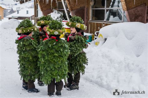 Der alte silvester im appenzeller hinterland, der vorwiegend in urnäsch, waldstatt, hundwil und stein, aber auch in herisau, schwellbrunn und schönengrund gefeiert wird, ist das letzte überbleibsel eines selbstbewussten widerstands gegen die gregorianische kalenderreform. Portfolio von fotorausch.ch - Silvesterchlausen in Urnäsch