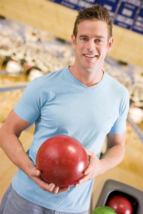 Young Man Holding A Bowling Ball In A Bowling Alley — Stock Photo