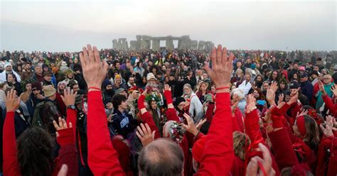 Miles De Personas Celebran En Stonehenge El Solsticio De Verano Por Primera Vez Desde La Pandemia