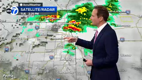 Live Chicago Weather Forecast Strong Storms Down Trees Power Lines 2