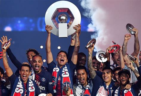 Ligue 1 Trophy / PSG handed Ligue 1 trophy, their 3rd straight and 9th ...
