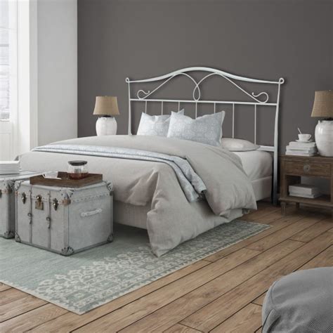 La sua struttura, in raffinata finitura bianco oro, contribuisce a creare un sapore d'altri tempi e un ambiente da favola. Letto Matrimoniale Ferro Battuto Bianco - Garderobe