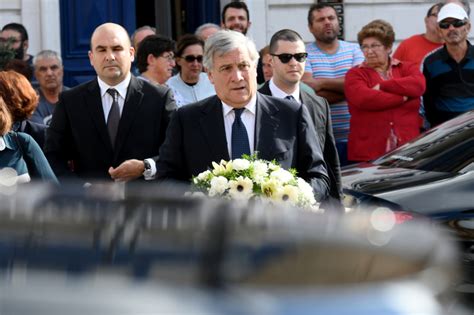 Η δολοφονία της μαλτέζας δημοσιογράφου προκαλεί τριγμούς στην. Χιλιάδες άνθρωποι στην κηδεία της Μαλτέζας δημοσιογράφου ...