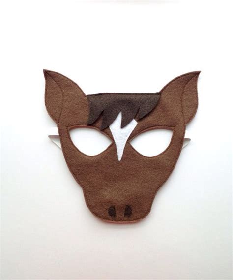 Motif dan desain masker yang unik sering menarik perhatian anak dan membuat mereka penasaran untuk memakainya. Horse Mask + Tail | Masque cheval, Masque, Costume