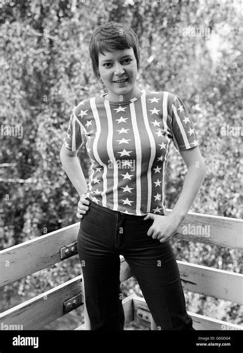 70er Jahre Schwarz Weiß Foto Menschen Junge Frau Porträt 24 Bis 28 Jahren Monika