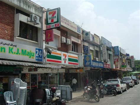 Eeh, ada dik tita… jawab seorang bapak yang posisi duduknya paling dekat pintu. 7-Eleven - Seksyen 16 Bangi (Store 377) - Kajang