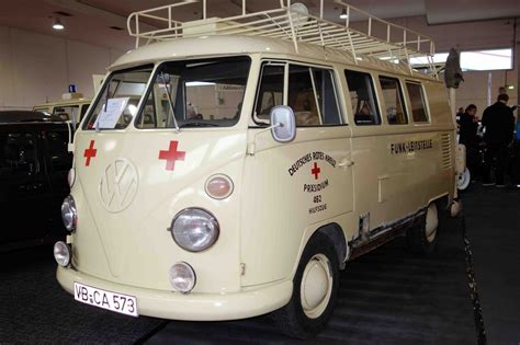 VW T1 als ehemaliges Einsatzfahrzeug des DRK steht bei der ...