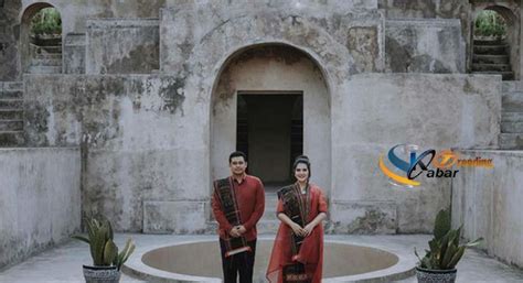 Foto prewedding merupakan salah satu unsur penting saat menjelang pesta. 3 Adat Klasik Jawa di Pernikahan Kahiyang Ayu | Pre wedding photoshoot, Wedding photoshoot ...