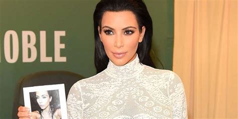 video en el lanzamiento de su libro de selfies kim kardashian se enfrentó a una dura protesta