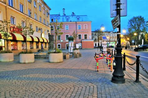 Za treści zamieszczane na stronie odpowiada. Lublin. Stojaki w kolorowych sweterkach z włóczki - MIASTA ...