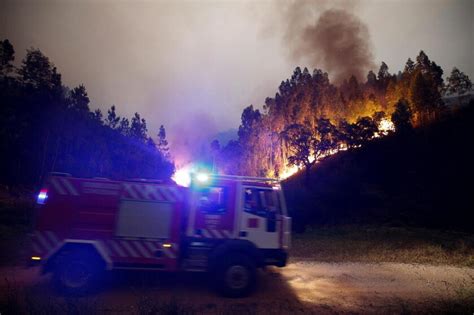 Incêndio obriga a evacuar hotel em lisboa. Un fulmine brucia il Portogallo. Le fiamme devastano una foresta a nord di Lisbona | Il Foglio