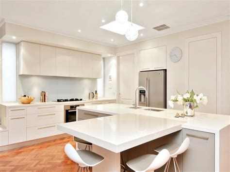Pemisahan 50/50 hitam dan putih di ruang dapur ini menghasilkan rupa yang cantik dan abadi. Desain Dapur Putih Dekorasi Dapur Modern 2013 | Info ...