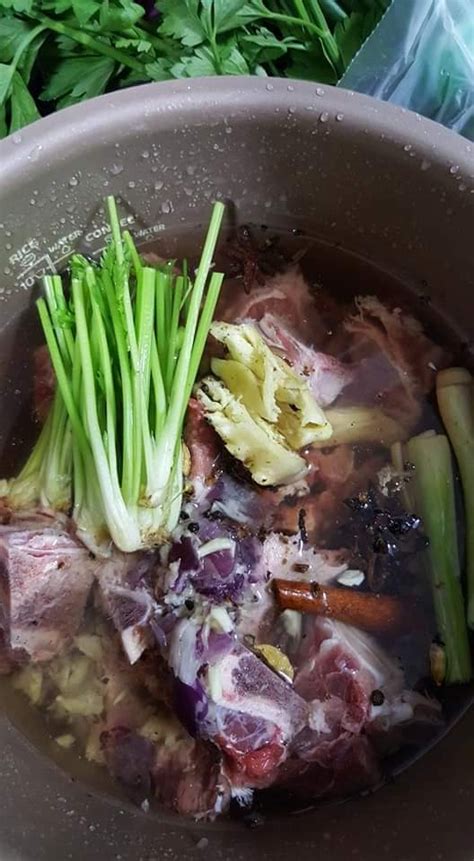 Air rebusan dari daging ayam bisa digunakan sebagai kuah sup, dan untuk ayamnya sebaiknya gunakan ayam kampung, agar diperoleh hasil yang lebih gurih dan nikmat. Cara untuk membuat Bihun Sup Utara - My Resepi
