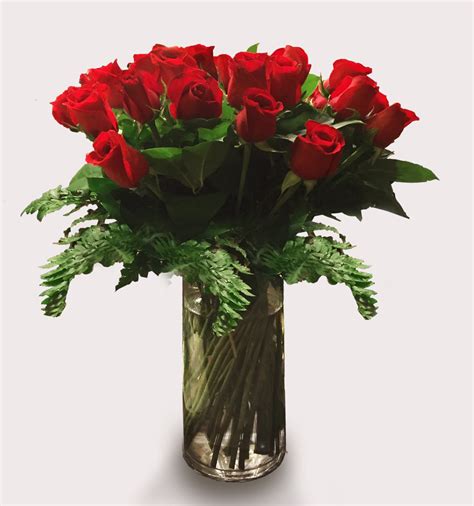Red Roses Swirled In Clear Cylinder Vase In Washington Dc Shoots And