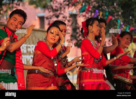 Ethnic Man And Woman Perform At The Fine Art Faculty Of Dhaka