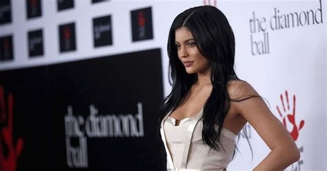 Kylie Jenners Plastic Surgeon Speaks Out About Working With The 18