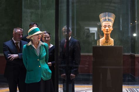 Egypts Lost Queen Nefertiti May Lie Concealed In King Tuts Tomb King