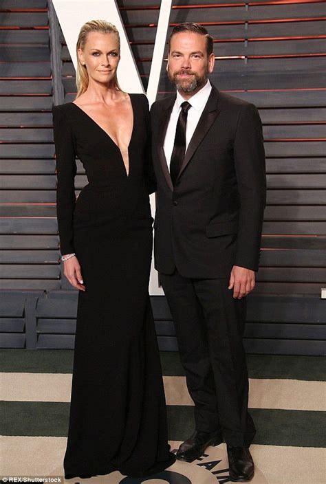 Sarah Murdoch Highlights Svelte Frame In Plunging Gown At Oscar Party