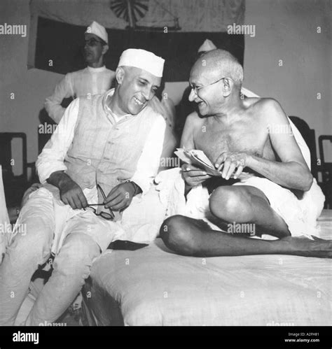 mahatma gandhi mit jawaharlal nehru bei der sitzung des all india congress committee in der sir