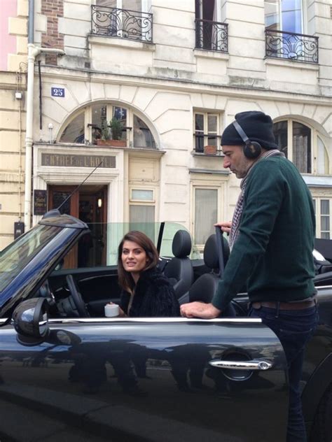 EGO Isabelli Fontana posa em carro conversível para campanha em