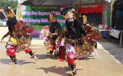 Mungkin anda yang dari jawa sudah ada yang tahu jawabannya, atau bahkan anda juga belum tahu? Tari Kuda Lumping Berasal Dari Mana - Aneka Seni dan Budaya