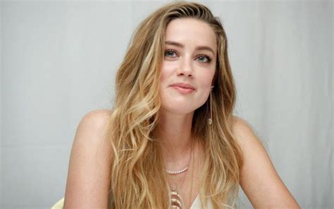 Amber Heard Age Bio Wiki Career And Affairs Famous World Stars Amber Heard Hair Amber