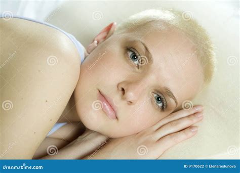 Het Aantrekkelijke Nadenkende Blonde Kale Vrouw Liggen Stock Foto