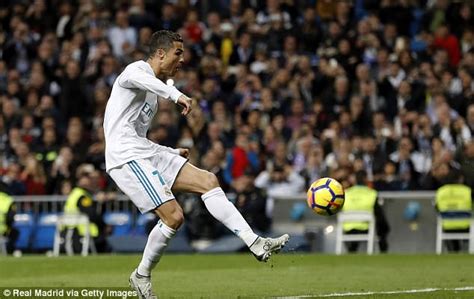 Some compared its likeness to former republic of ireland captain niall quinn, but sculptor emanuel santos said his work was just a matter of taste. Real Madrid star Cristiano Ronaldo honoured with statue ...