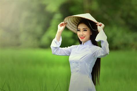 The Girl Dressed In Traditional Vietnamese Dress Photograph By Somchai