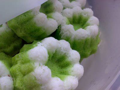 A simple recipe for kuih putri ayu, a popular steamed pandan coconut cake. AimBakery: TEMPAHAN: KUIH PUTERI AYU