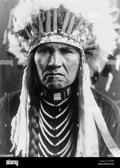 Retrato En Blanco Y Negro De Native American Indian Chief En Traje