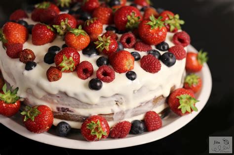 Jitu Naked cake s lesním ovocem a problémy s tvarohovým krémem