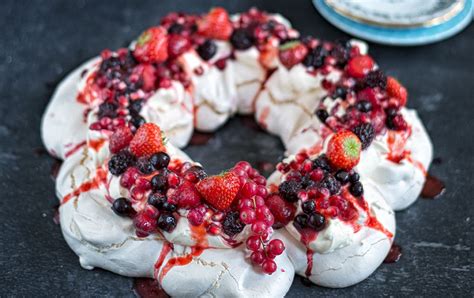 Mary berry serves up some seasonal treats from her family home in surrey 'the mary berry story': Christmas Dessert - Pavlova Wreath | Christmas cheesecake, Christmas desserts, Desserts