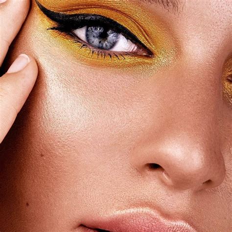 7 Tips For Wearing Liquid Eyeliner This Fall