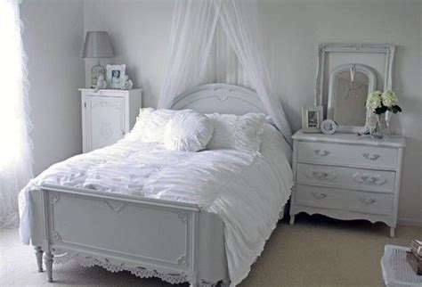 This could be floral pattern, or an uncomplicated ornament. Modern Bedroom Decorating Ideas in Provencal style