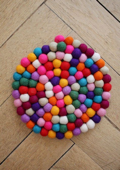 Sie können den teppich komplett aus filzen machen. Bastelideen aus Filz: Ein Sitzkissen aus Filzkugeln für ...