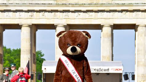 der berliner bär steht vor dem brandenburger tor in berlin b z berlin