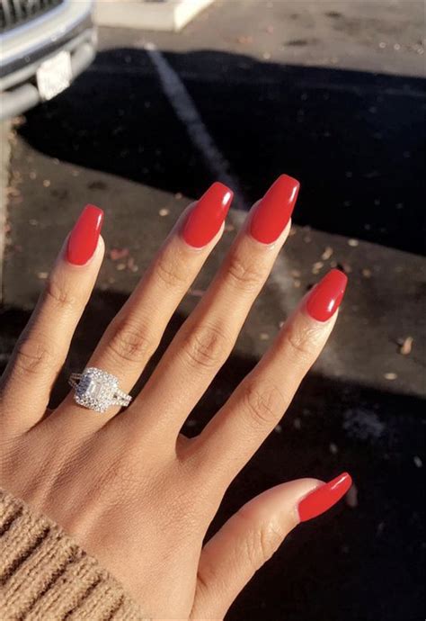 40 Red Nails Ideas to Try This Year If you damaged your nail in an injury, you may wait to see how the nail and your finger heal for a few weeks before deciding whether to see a doctor.