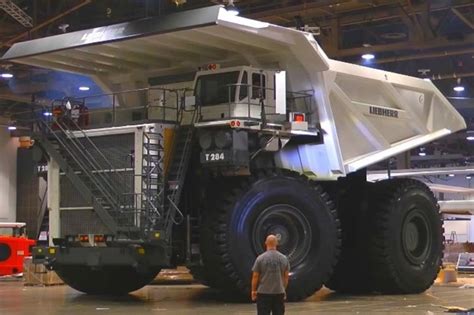 Liebherr T 284 One Of The Largest Dump Trucks Packs 4000 Horsepower