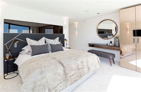 I think 400 square feet is a good number for when a room starts to feel comfortably sizeable for a hotel stay. 150 Square Feet Bedroom Interior Decoration and Photos