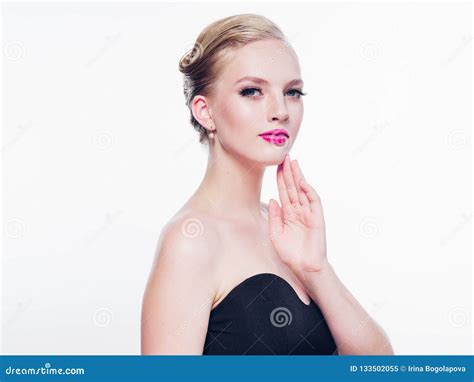 Beautiful Blonde Woman With Red Lipstick And Classic Fashion Sty Stock Image Image Of Blonde