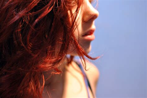 デスクトップ壁紙 面 女性 赤毛 モデル ポートレート 被写界深度 単純な背景 長い髪 口を開ける ヘア 感情 肌 頭 アマンダ・カービー 女の子 美しさ