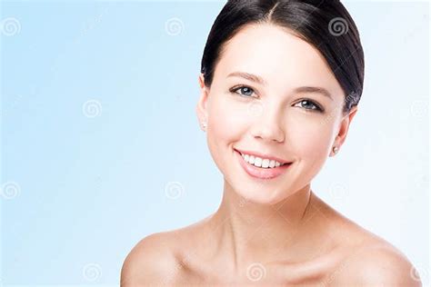 Close Up Van Het Glimlachen Vrouwen S Gezicht Perfecte Huid En Naakte