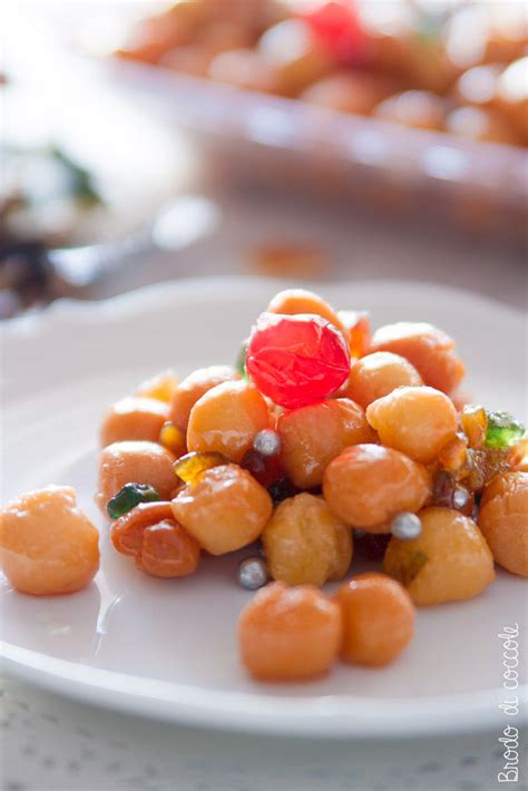 Ci sono ricette speciali che gelosamente vengono custodite su fogli ormai ingialliti. Gli struffoli napoletani (la mia ricetta di famiglia ...