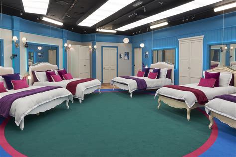 Sekalipun opera tidaklah sepopuler beberapa peramban lain, ia memiliki beberapa fasilitas yang membuatnya menonjol dari kerumunan. Inside the Celebrity Big Brother 2017 house | London ...